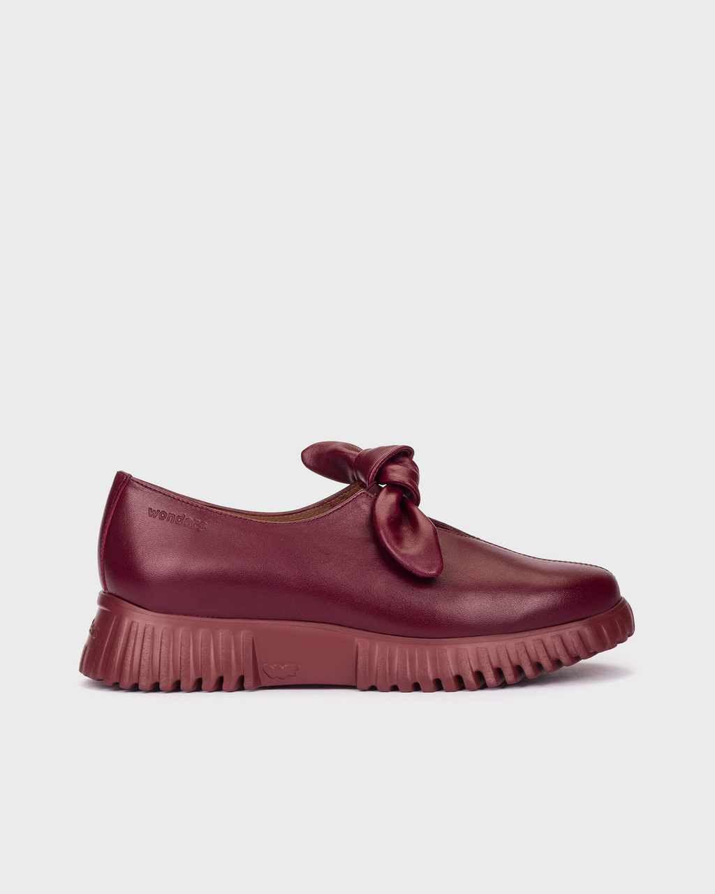 Zapato Wonders Flexfly 21 Burdeos. El zapato plano con lazo que es tan ligero como bonito