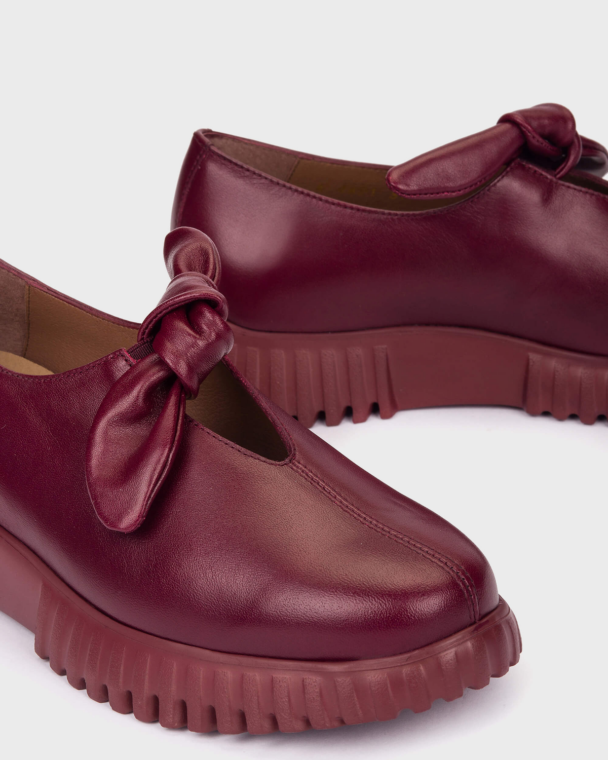Zapato Wonders Flexfly 21 Burdeos. El zapato plano con lazo que es tan ligero como bonito