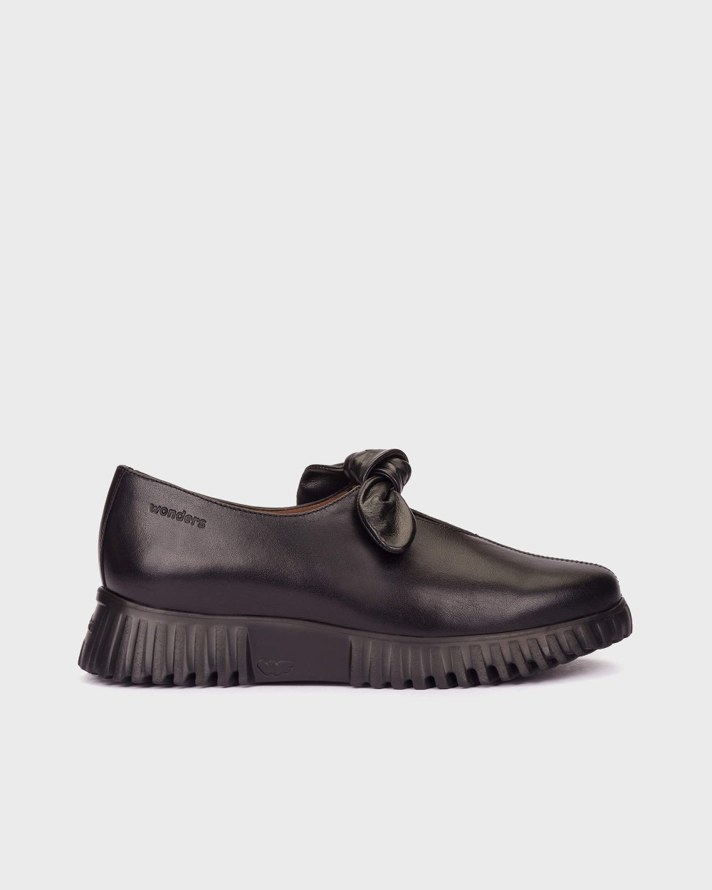 Zapato Wonders Flexfly 21 Negro. El zapato negro con lazo que une elegancia y ligereza en cada paso