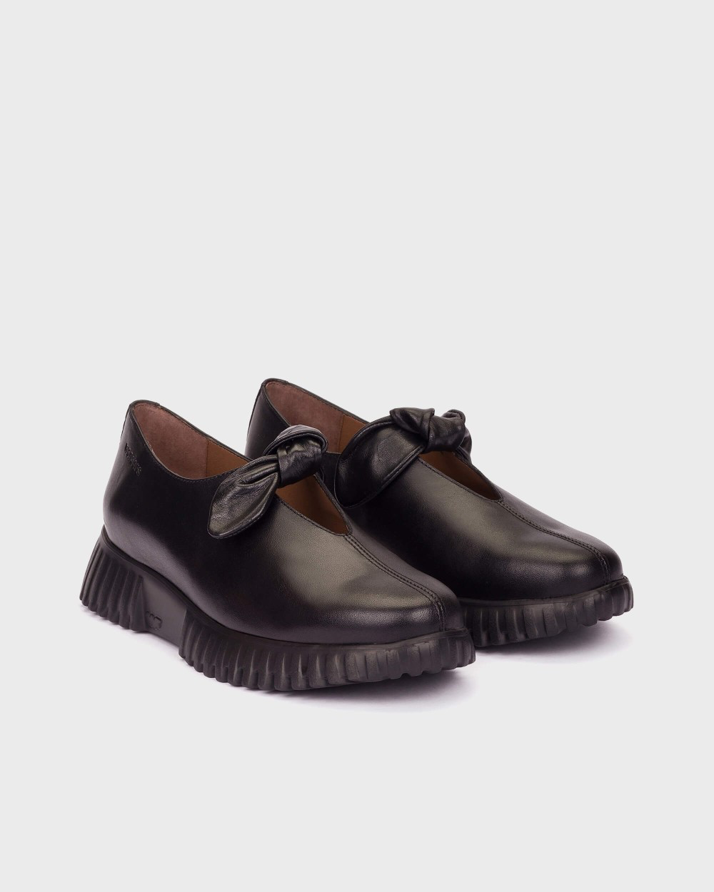 Zapato Wonders Flexfly 21 Negro. El zapato negro con lazo que une elegancia y ligereza en cada paso