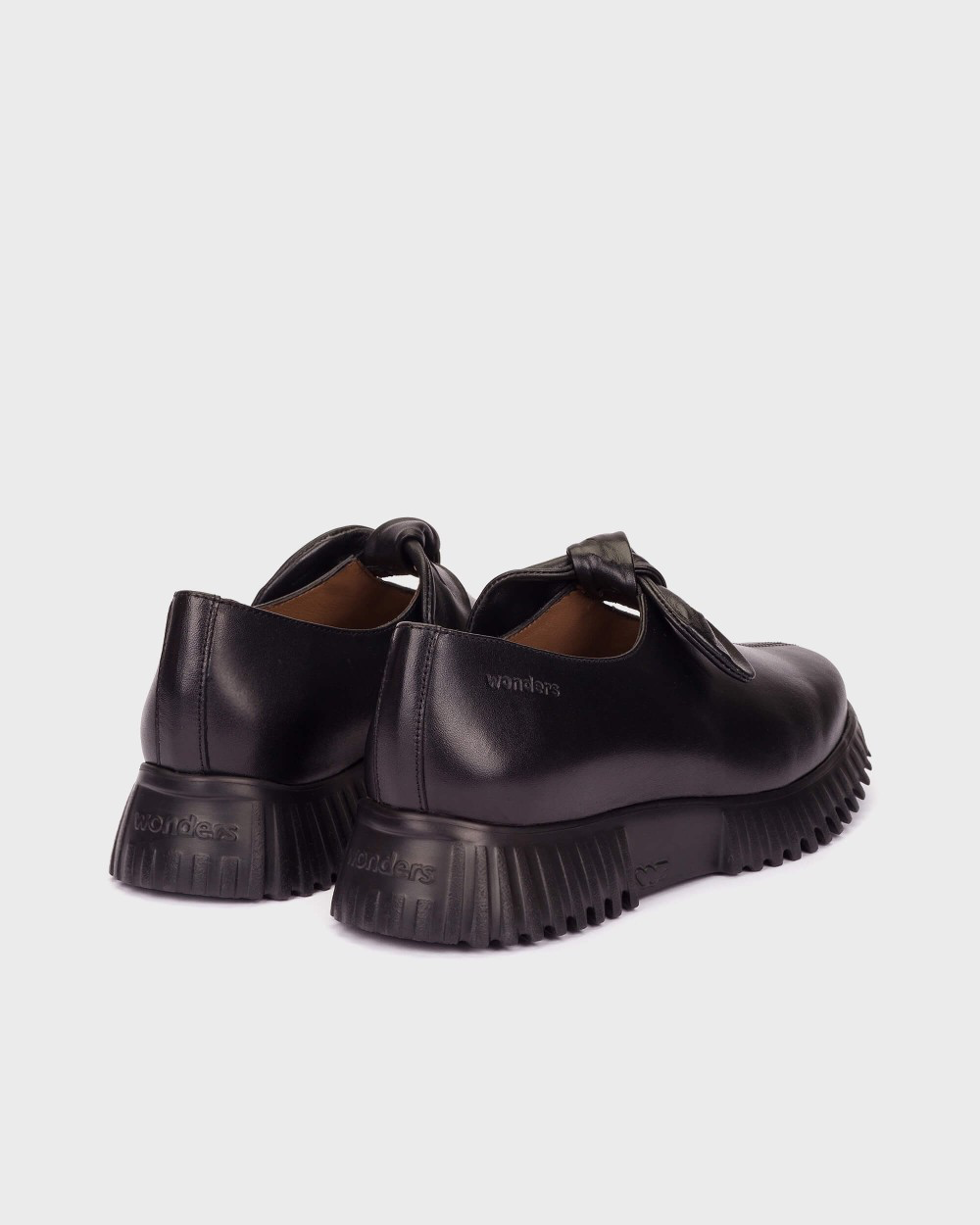 Zapato Wonders Flexfly 21 Negro. El zapato negro con lazo que une elegancia y ligereza en cada paso