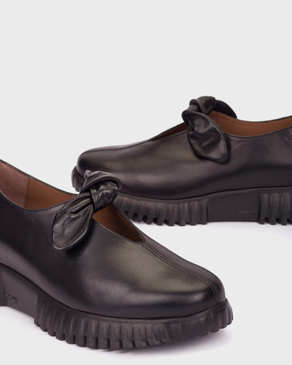 Zapato Wonders Flexfly 21 Negro. El zapato negro con lazo que une elegancia y ligereza en cada paso