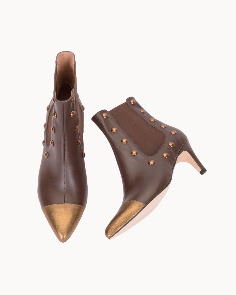 Botín Miuxa Miami Chocolate Bronce. El botín de maxi tachas y caña elástica que se calza en un gesto