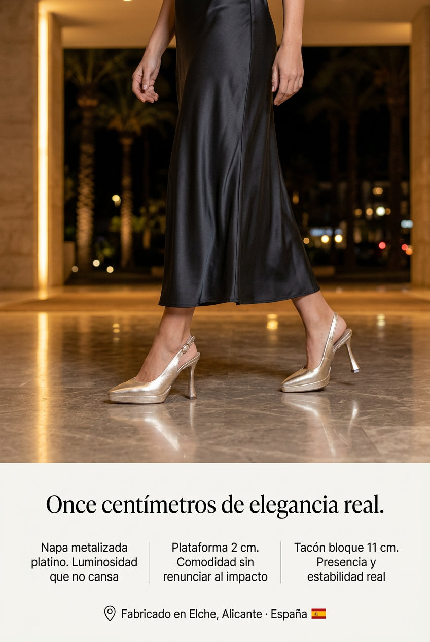 Salón destalonado RENA Metalizado platino. El salón platino de 11 cm que reparte la altura para que aguantes toda la boda