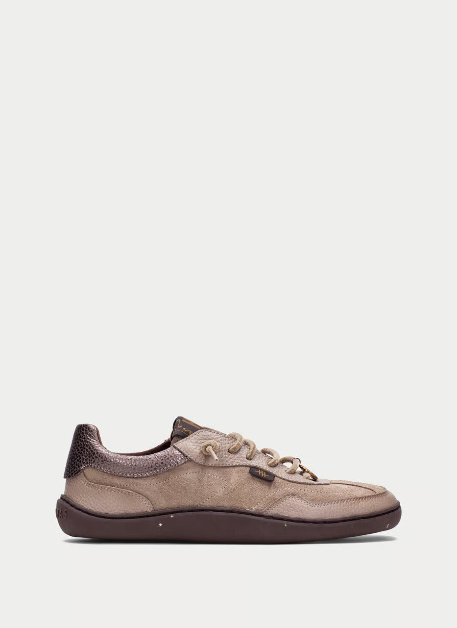 Deportiva Hispanitas Transitional Barefoot Earth Beige Oscuro. La deportiva de transición al barefoot con cuña de corcho incluida