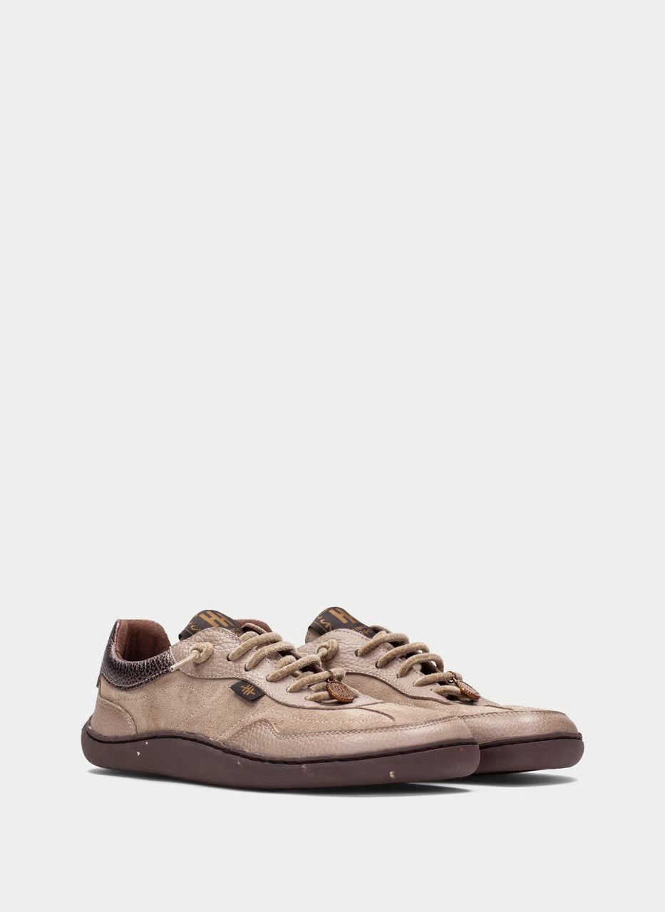 Deportiva Hispanitas Transitional Barefoot Earth Beige Oscuro. La deportiva de transición al barefoot con cuña de corcho incluida