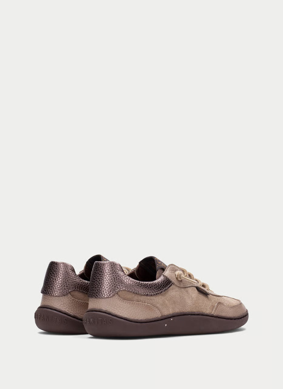 Deportiva Hispanitas Transitional Barefoot Earth Beige Oscuro. La deportiva de transición al barefoot con cuña de corcho incluida