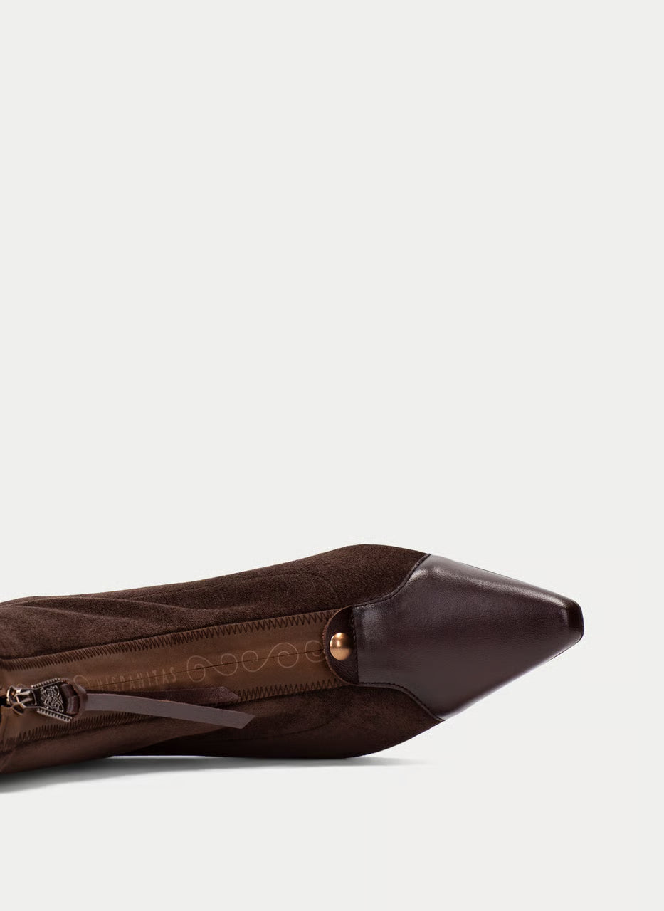 Botín Hispanitas Bangkok Chocolate. El botín de punta fina y tacón efecto madera que alarga la silueta